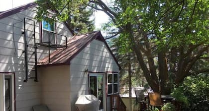 Garden Home, private and spacious with hot tub, only 5 minutes to city center
