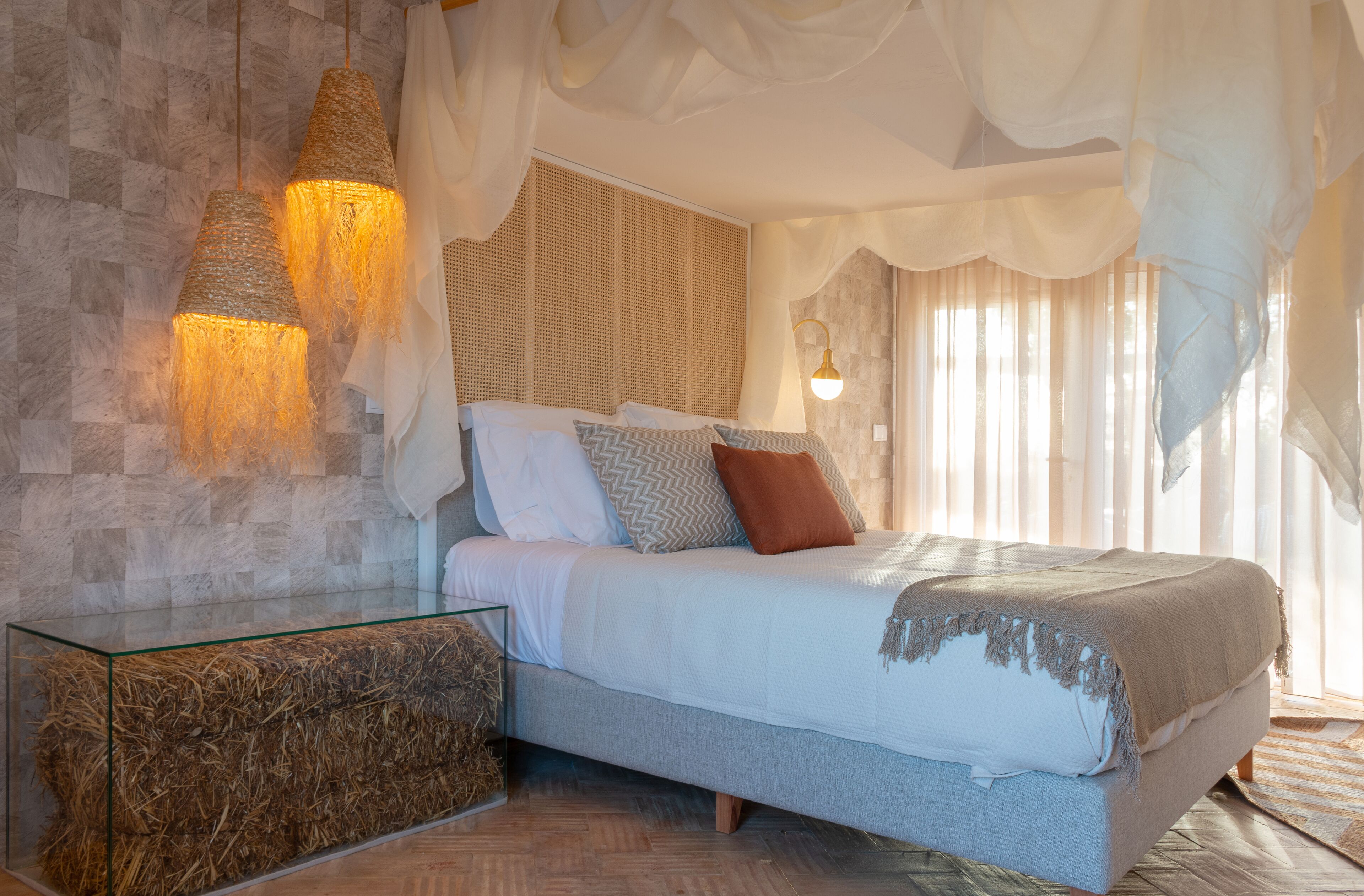 أغطية فراش متميزة وألحفة محشوة بالريش وأسرّة تيمبور بديك وميني بار