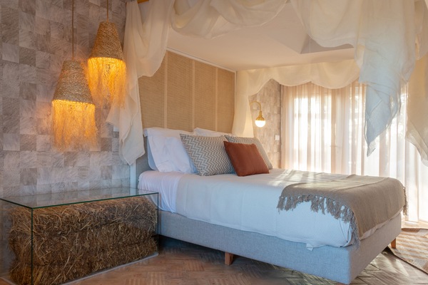 Habitación romántica con 2 camas individuales | Ropa de cama de alta calidad y edredones de plumas