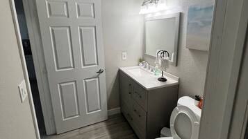 Combined shower/tub, towels, soap, toilet paper