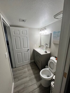 Combined shower/tub, towels, soap, toilet paper