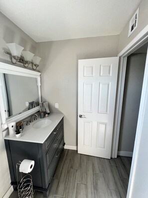 Combined shower/tub, towels, soap, toilet paper - [UNAVAILABLE] Modern room in Chandler - 15 minutes from everything in Phoenix! (Chandler)