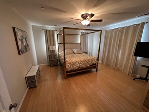 Room - Massive Home (Chico)