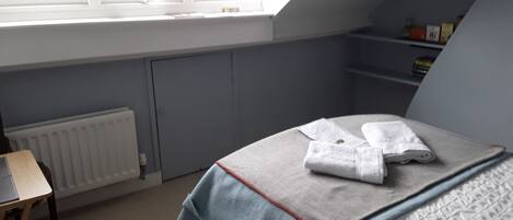 Comfort Double Room | Free WiFi, bed sheets