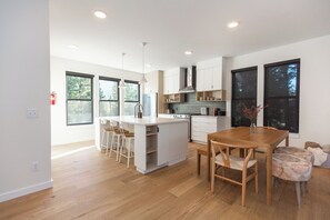 Horno, parrilla de estufa, tostadora y utensilios de cocina 