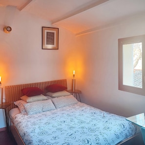 Standard Studio | Iron/ironing board, free WiFi, bed sheets