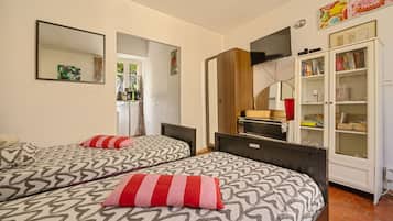 Tabla de planchar con plancha, wifi gratis y ropa de cama