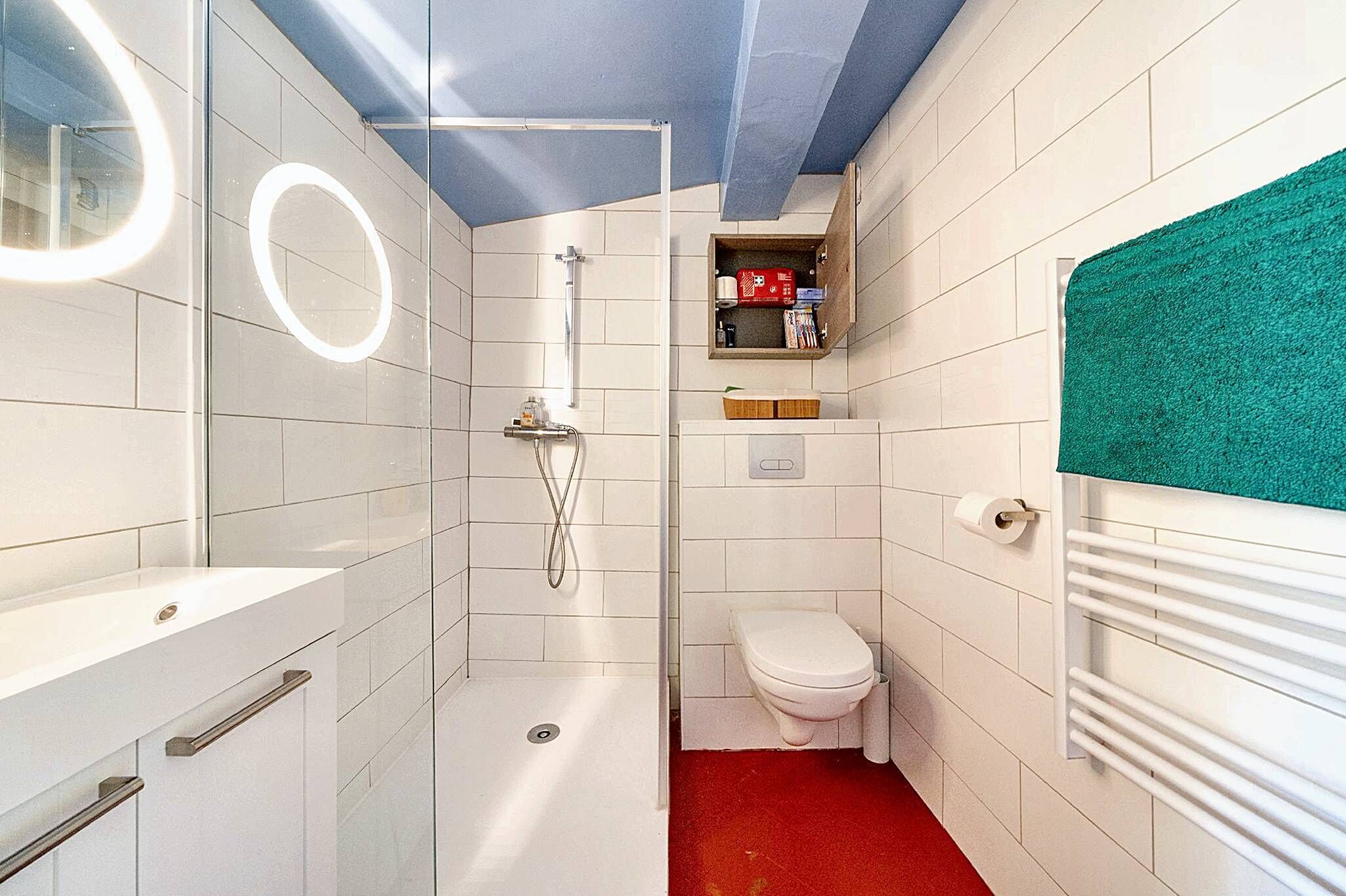 Standard-Studio | Badezimmer | Dusche, Regendusche, kostenlose Toilettenartikel, Handtücher