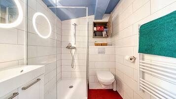 Standard-Studio | Badezimmer | Dusche, Regendusche, kostenlose Toilettenartikel, Handtücher