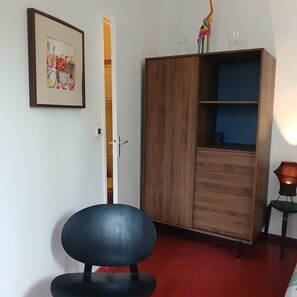 Tabla de planchar con plancha, wifi gratis y ropa de cama 