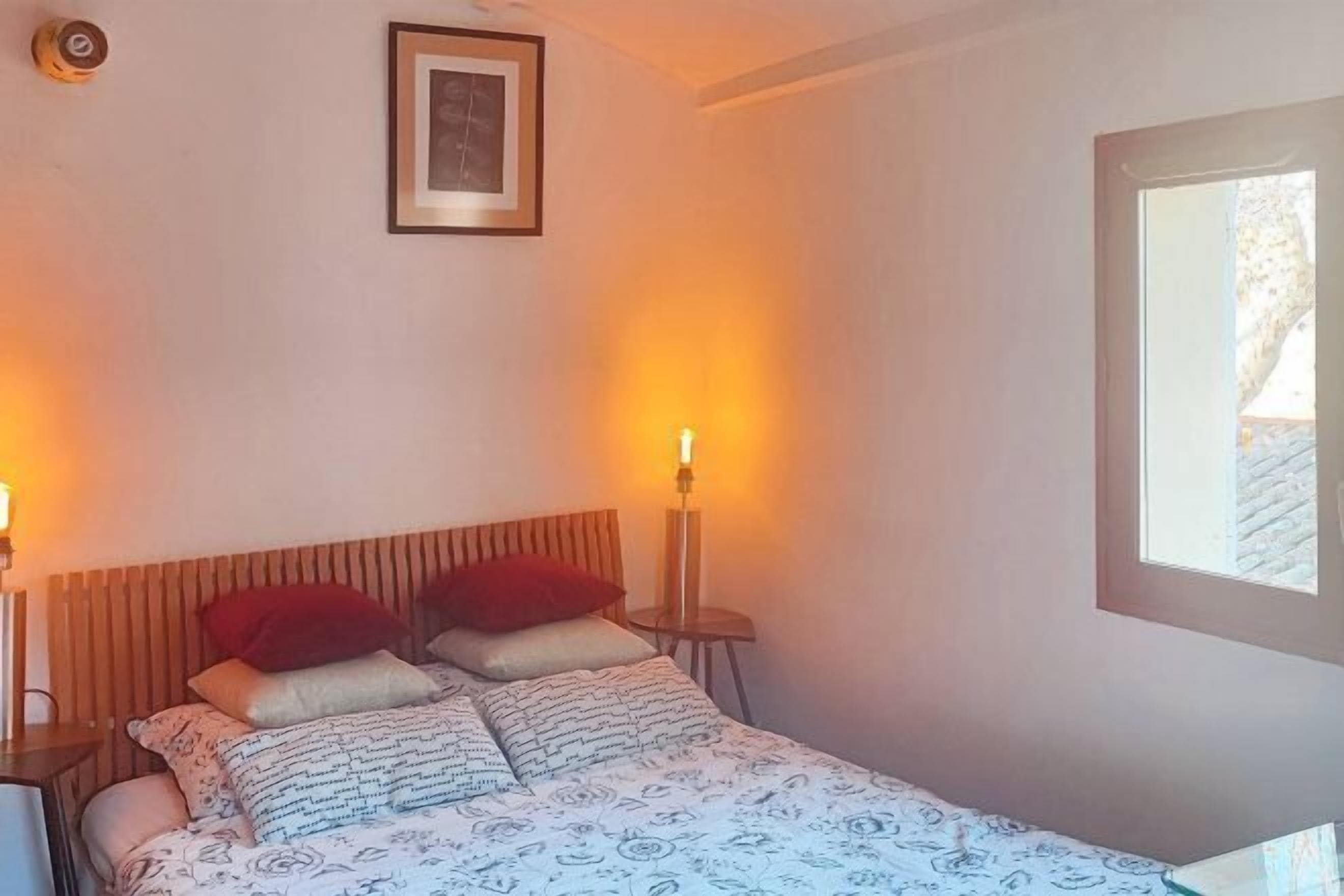 Tabla de planchar con plancha, wifi gratis y ropa de cama 