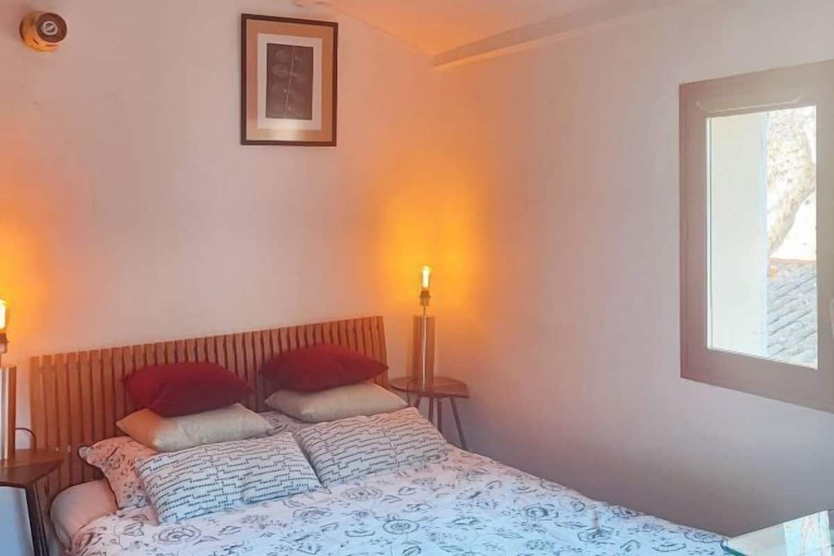 Tabla de planchar con plancha, wifi gratis y ropa de cama