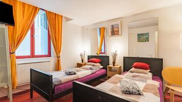 Tabla de planchar con plancha, wifi gratis y ropa de cama