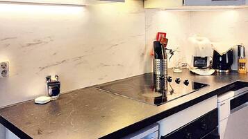 Family Studio | Private kitchen | Microwave, espresso maker, coffee/tea maker, electric kettle
