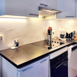 Family Studio | Private kitchen | Microwave, espresso maker, coffee/tea maker, electric kettle