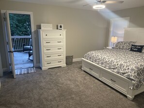 4 bedrooms, iron/ironing board, travel cot, free WiFi - Spacious 4 bedroom home in the village (Ilion)