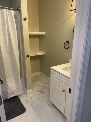 Combined shower/bathtub, towels, toilet paper - Spacious 4 bedroom home in the village (Ilion)