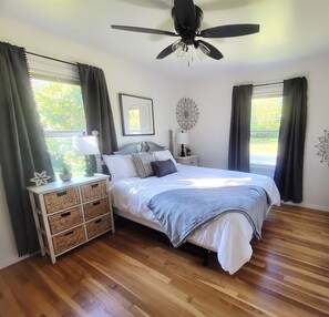 3 bedrooms, desk, iron/ironing board, travel cot