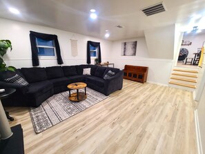 Smart TV, books - Beautiful, Cozy, and Spacious home- 3 mins from downtown (Oberlin)