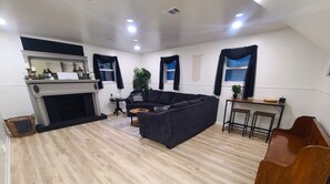 Smart TV, books - Beautiful, Cozy, and Spacious home- 3 mins from downtown (Oberlin)