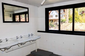 Dormitório privativo com banheiro compartilhado | Bathroom | Towels