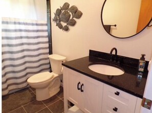 Ensemble douche/baignoire, serviettes fournies, savon, shampoing