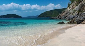 Plage à proximité, chaises longues, serviettes de plage