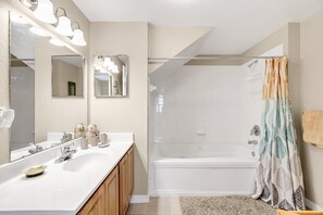 Comfort-Stadtwohnung | Badezimmer | Duschwanne, kostenlose Toilettenartikel, Haartrockner, Bademäntel