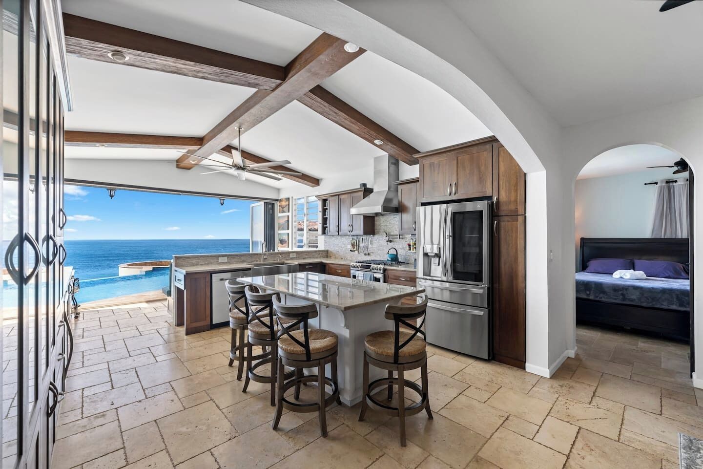 Køleskab, mikrobølgeovn, ovn, kogeplade