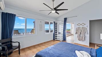 6 soverom, skrivebord, strykejern/-brett og reiseseng for barn