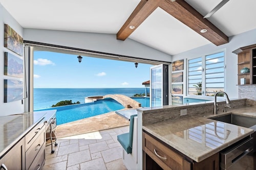 Spectacular Pool  |  HOT TUB | Swim-Up-Bar | Walk to Beach