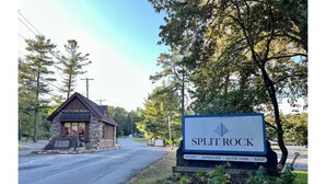 Schild für das Split Rock Resort, das seine Annehmlichkeiten wie einen Golfplatz, einen Wasserpark und Eigentumswohnungen hervorhebt.