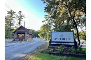 Property grounds - Classic Pocono Mountain Cottage in Split Rock (Lake Harmony)