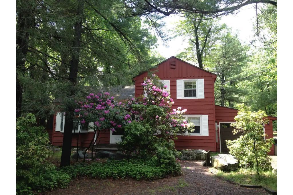 Classic Pocono Mountain Cottage in Split Rock