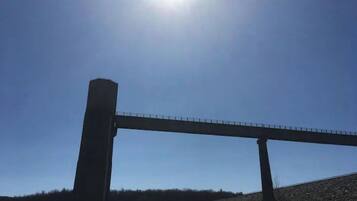 En bro med klar himmel og strålende sol.