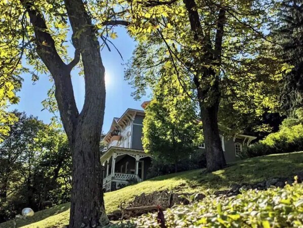 Exterior - Classic Pocono Mountain Cottage in Split Rock (Lake Harmony)