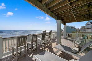 Property grounds - *Beachfront Designer's Dream | Pirates Beach* (Galveston)