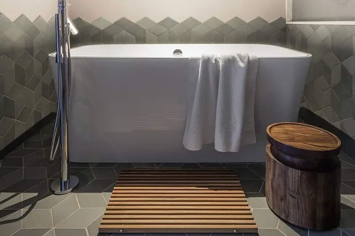 Comfort Studio, 1 King Bed, Non Smoking (Self Check-in with Virtual Front Desk) | Bathroom | Free toiletries, hair dryer, towels, soap