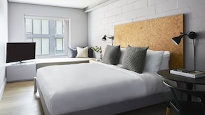 Studio phong cách cổ điển, 1 giường cỡ king, không hút thuốc (Self Check-in with Virtual Front Desk) | Bàn, khu vực làm việc phù hợp cho laptop, bàn ủi/dụng cụ ủi quần áo 
