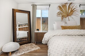 2 Schlafzimmer, Schreibtisch, Bügeleisen/Bügelbrett, Reisekinderbett