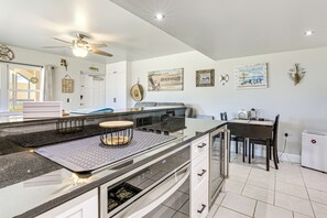 Réfrigérateur, micro-ondes, plaque de cuisson, cafetiÚre/bouilloire
