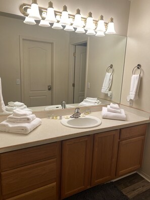 Duschwanne, Haartrockner, Handtücher, Seife