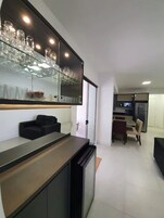 Apartamento lua de mel | Área de estar | Smart TV 36 polegadas com canais digitais, TV, Netflix