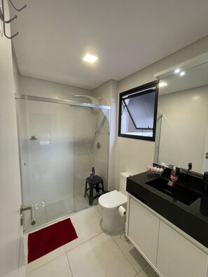 Appartement Lune de Miel | Salle de bain | Douche, sèche-cheveux, bidet, serviettes fournies