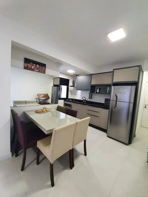 Honeymoon Apartment | Dining room - Ap. Palmas Golden: Piscina, Praia e Brinquedoteca (Governador Celso Ramos)