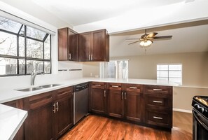 Frigorifero, microonde, forno, piano cottura