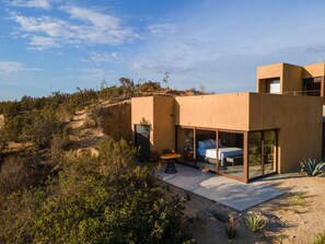 أغطية فراش متميزة وألحفة محشوة بالريش وميني بار وبديكورات فريدة لكل غرفة