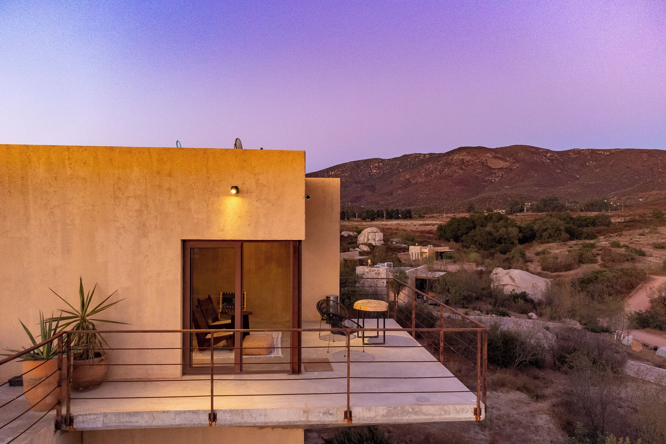 Un balcon donnant sur un paysage montagneux.