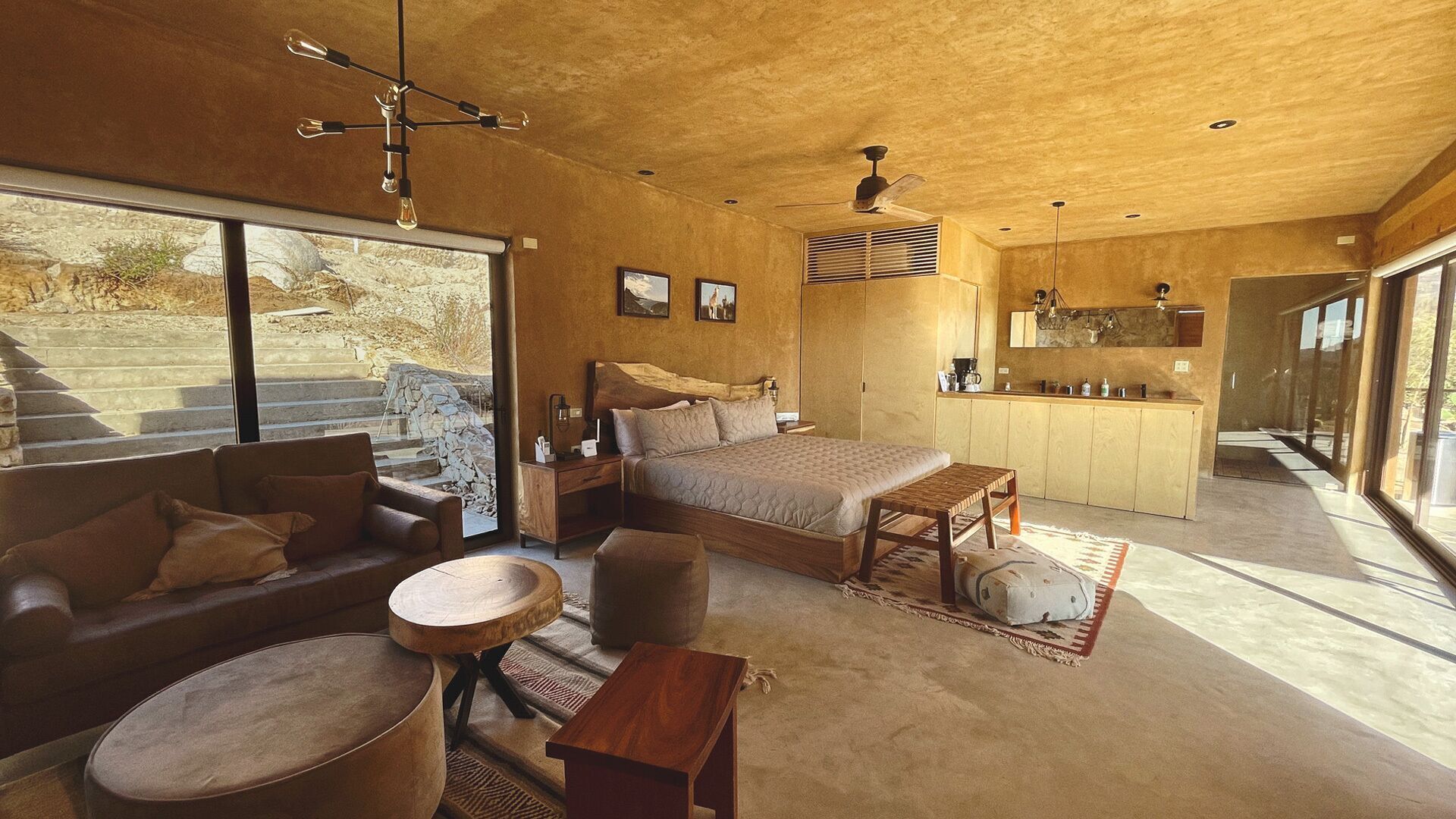Roba de llit d'alta qualitat, cobrellits i minibar 