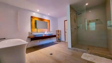 Baignoire, serviettes fournies, papier toilette